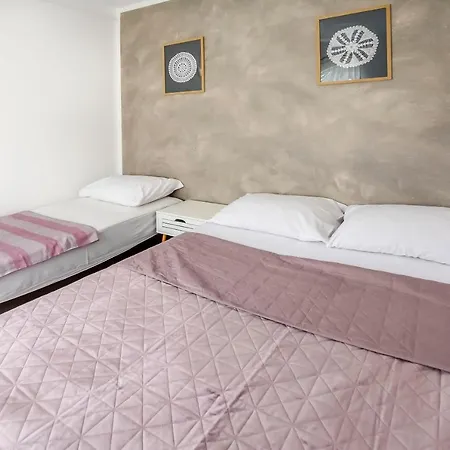 Casa de Férias House Zora Otok Zizanj